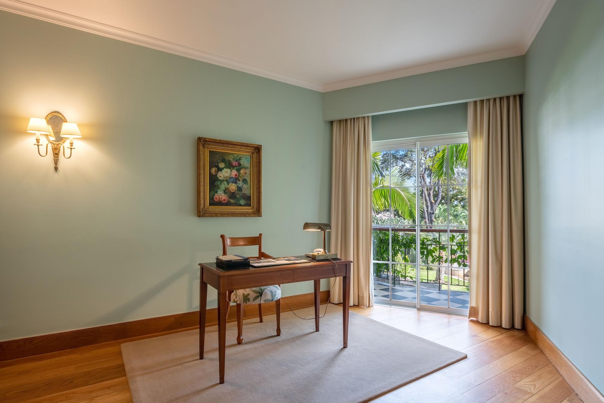Quinta Jardins Do Lago Funchal  Exterior photo A room at the hotel